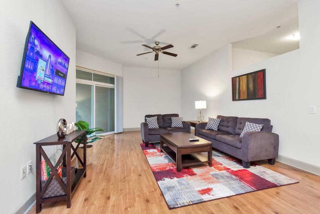 Stylish Open Concept Apt With King Bed, Walking Distance From Nrg Texans Stadium, 1 Mile To Med Center, Free Parking Houston Bagian luar foto