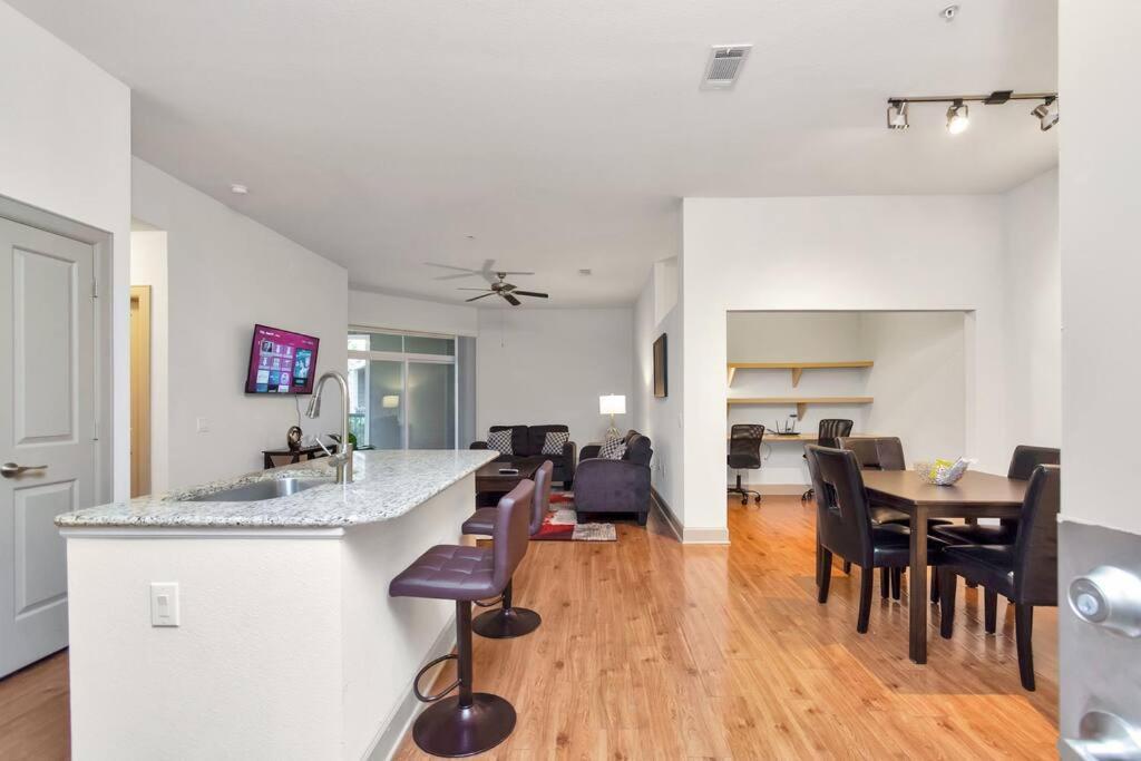 Stylish Open Concept Apt With King Bed, Walking Distance From Nrg Texans Stadium, 1 Mile To Med Center, Free Parking Houston Bagian luar foto