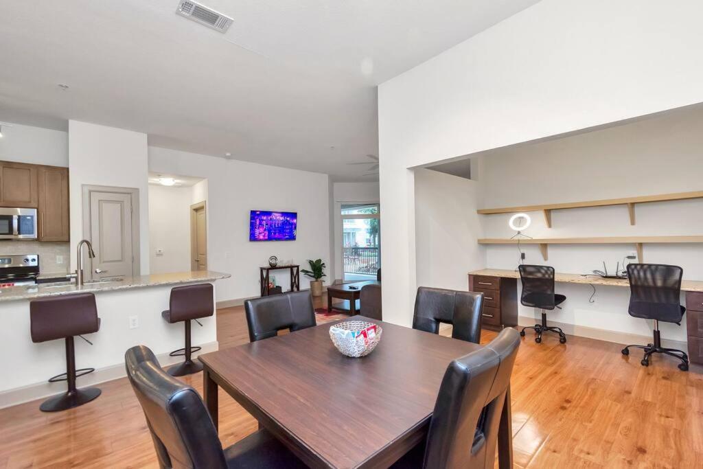 Stylish Open Concept Apt With King Bed, Walking Distance From Nrg Texans Stadium, 1 Mile To Med Center, Free Parking Houston Bagian luar foto