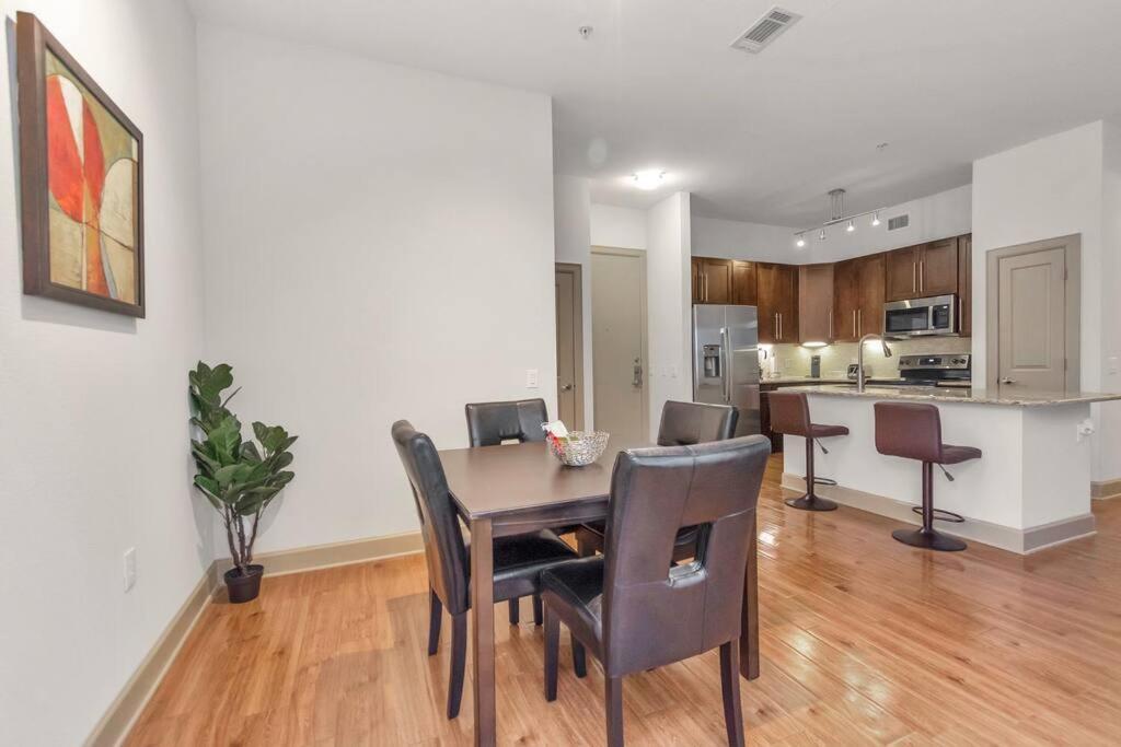 Stylish Open Concept Apt With King Bed, Walking Distance From Nrg Texans Stadium, 1 Mile To Med Center, Free Parking Houston Bagian luar foto