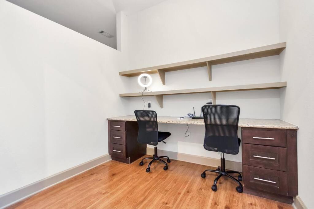 Stylish Open Concept Apt With King Bed, Walking Distance From Nrg Texans Stadium, 1 Mile To Med Center, Free Parking Houston Bagian luar foto