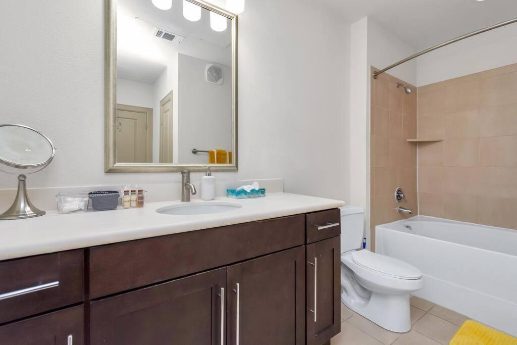 Stylish Open Concept Apt With King Bed, Walking Distance From Nrg Texans Stadium, 1 Mile To Med Center, Free Parking Houston Bagian luar foto