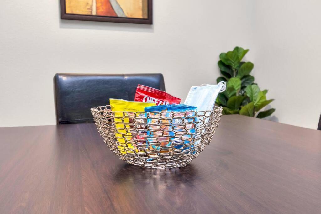 Stylish Open Concept Apt With King Bed, Walking Distance From Nrg Texans Stadium, 1 Mile To Med Center, Free Parking Houston Bagian luar foto