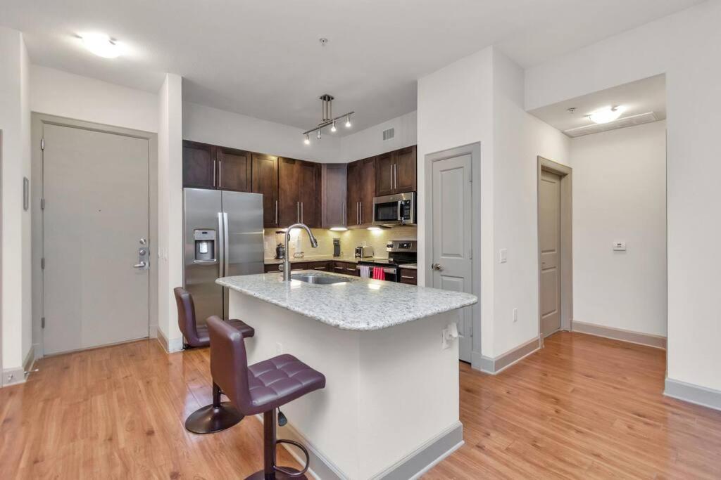 Stylish Open Concept Apt With King Bed, Walking Distance From Nrg Texans Stadium, 1 Mile To Med Center, Free Parking Houston Bagian luar foto