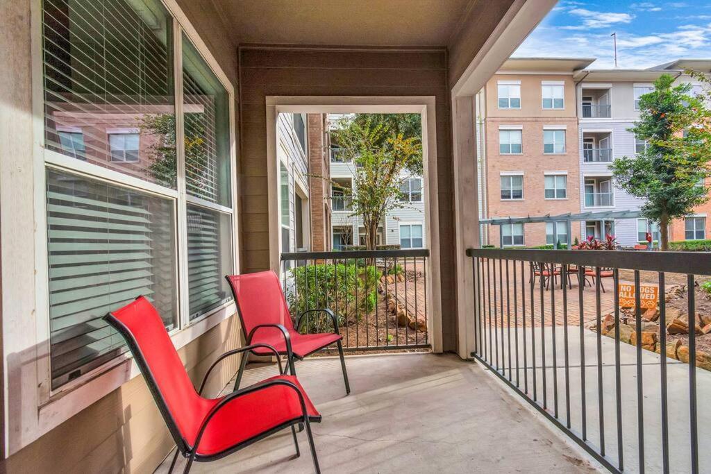 Stylish Open Concept Apt With King Bed, Walking Distance From Nrg Texans Stadium, 1 Mile To Med Center, Free Parking Houston Bagian luar foto