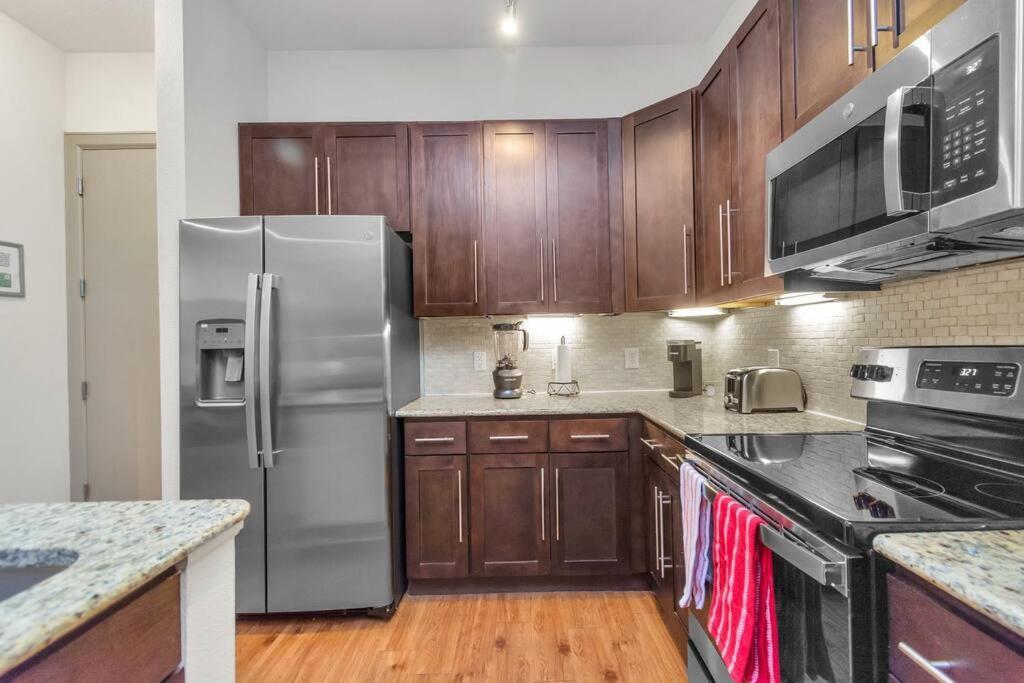 Stylish Open Concept Apt With King Bed, Walking Distance From Nrg Texans Stadium, 1 Mile To Med Center, Free Parking Houston Bagian luar foto