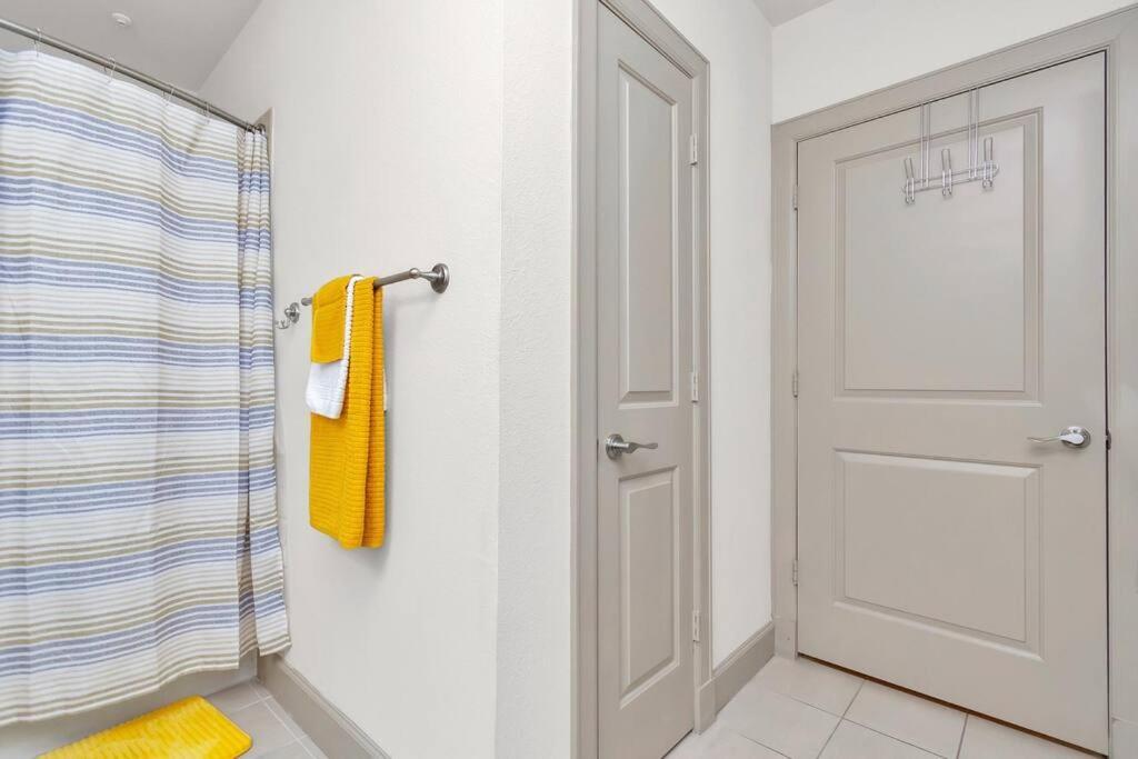 Stylish Open Concept Apt With King Bed, Walking Distance From Nrg Texans Stadium, 1 Mile To Med Center, Free Parking Houston Bagian luar foto