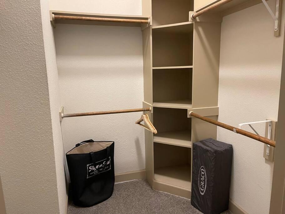 Stylish Open Concept Apt With King Bed, Walking Distance From Nrg Texans Stadium, 1 Mile To Med Center, Free Parking Houston Bagian luar foto